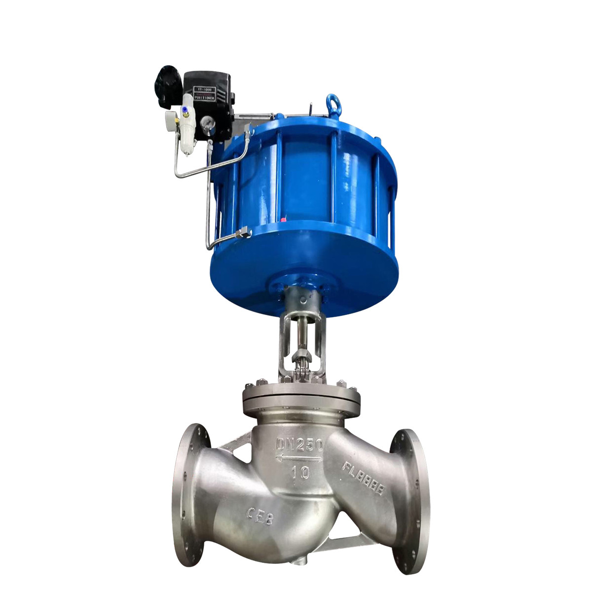 Globe control valve with pneumatic cylinder